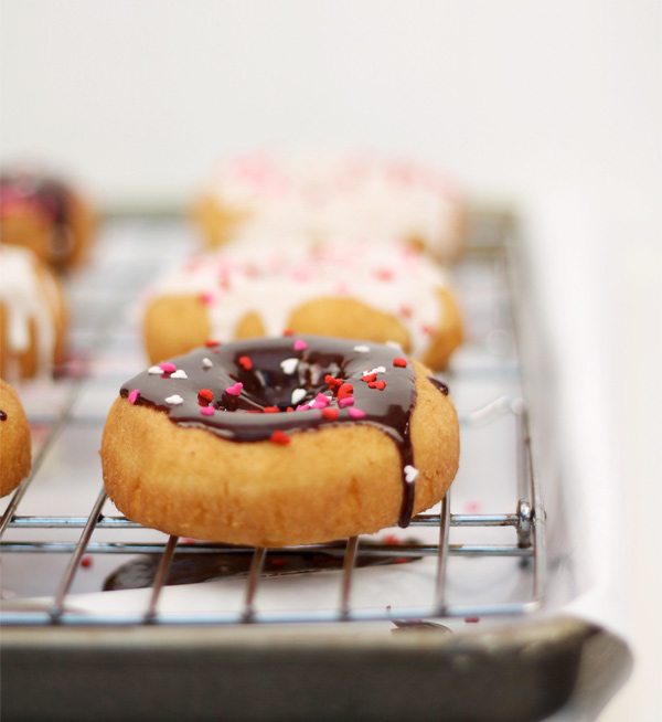 Easy Like Sunday Morning: Glazed Donut Favors | Damask Love Blog