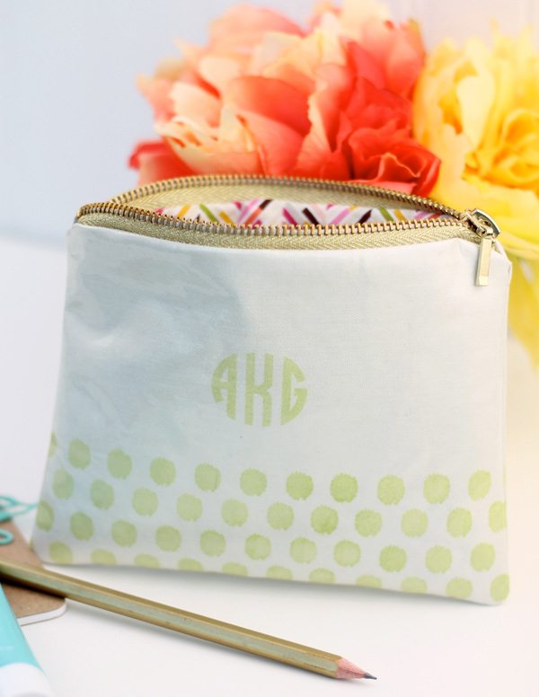 DIY Stamped Oilcloth Carry All Clutch | Damask Love