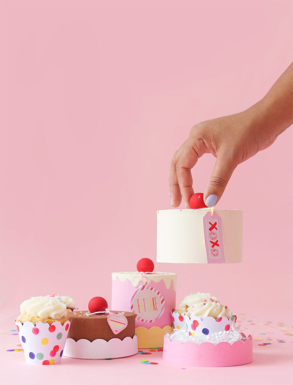 Premium PSD | Curved paper cake box mockup