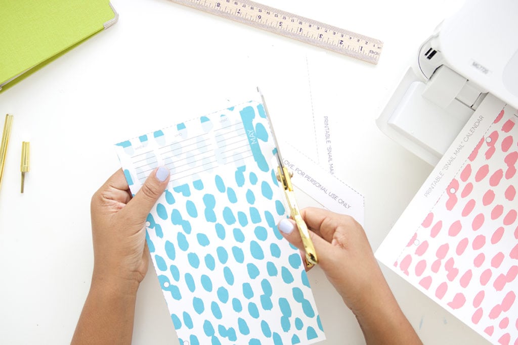 Keep your stationery organized and ready to use with this DIY stationery organizer binder