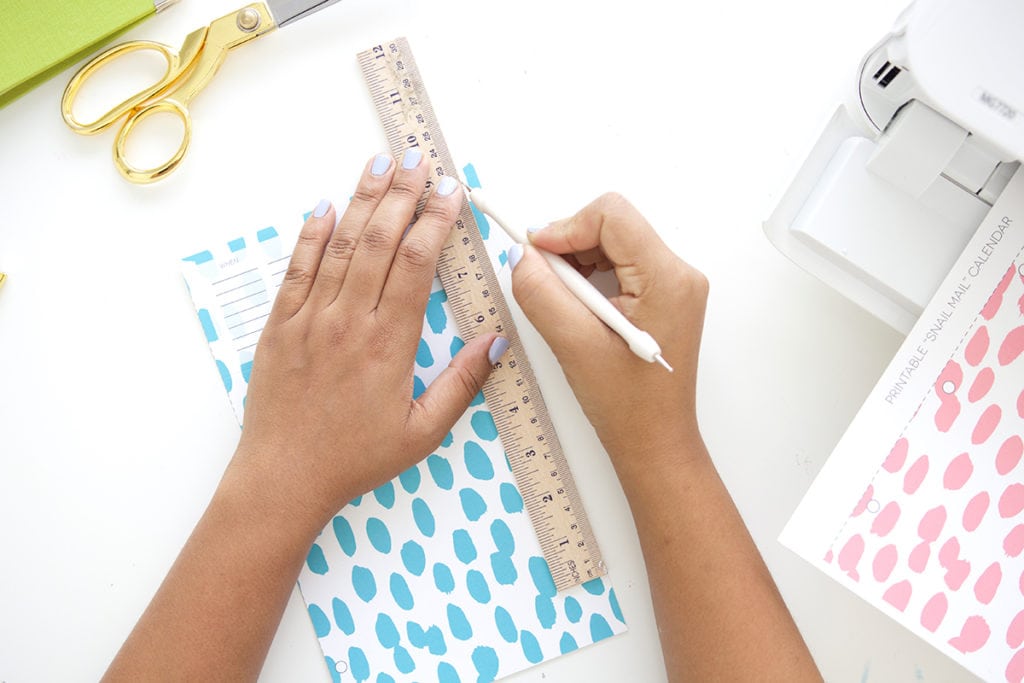 Keep your stationery organized and ready to use with this DIY stationery organizer binder