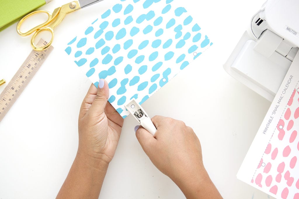 Keep your stationery organized and ready to use with this DIY stationery organizer binder