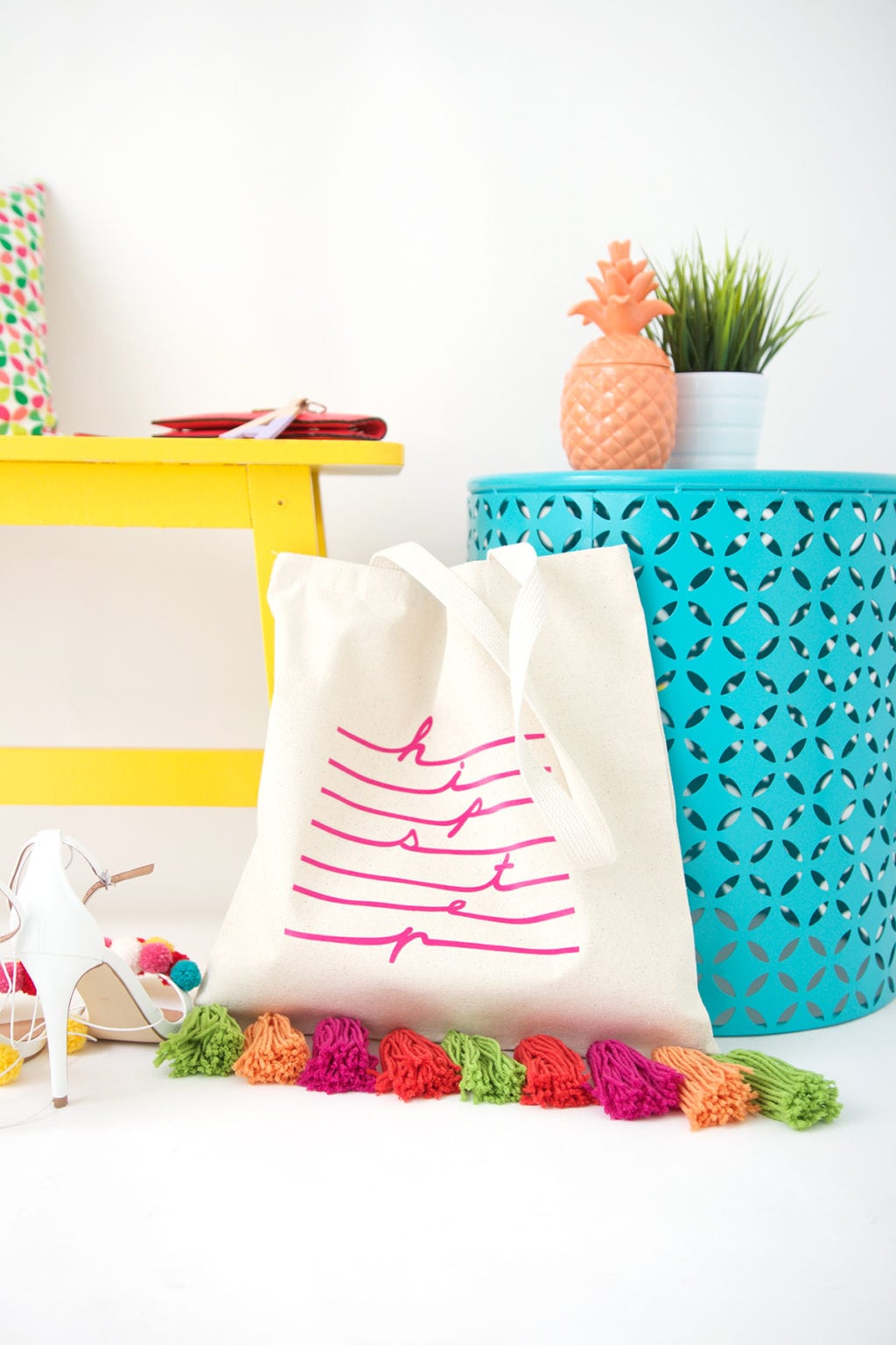 Creating a tassel tote bag has never been easier or more stylish. Usher in the summer with this tote that will turn heads. 