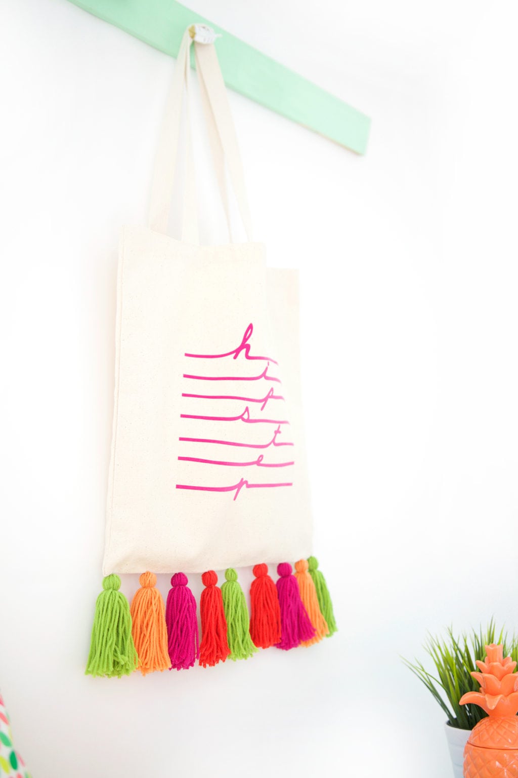 Creating a tassel tote bag has never been easier or more stylish. Usher in the summer with this tote that will turn heads. 