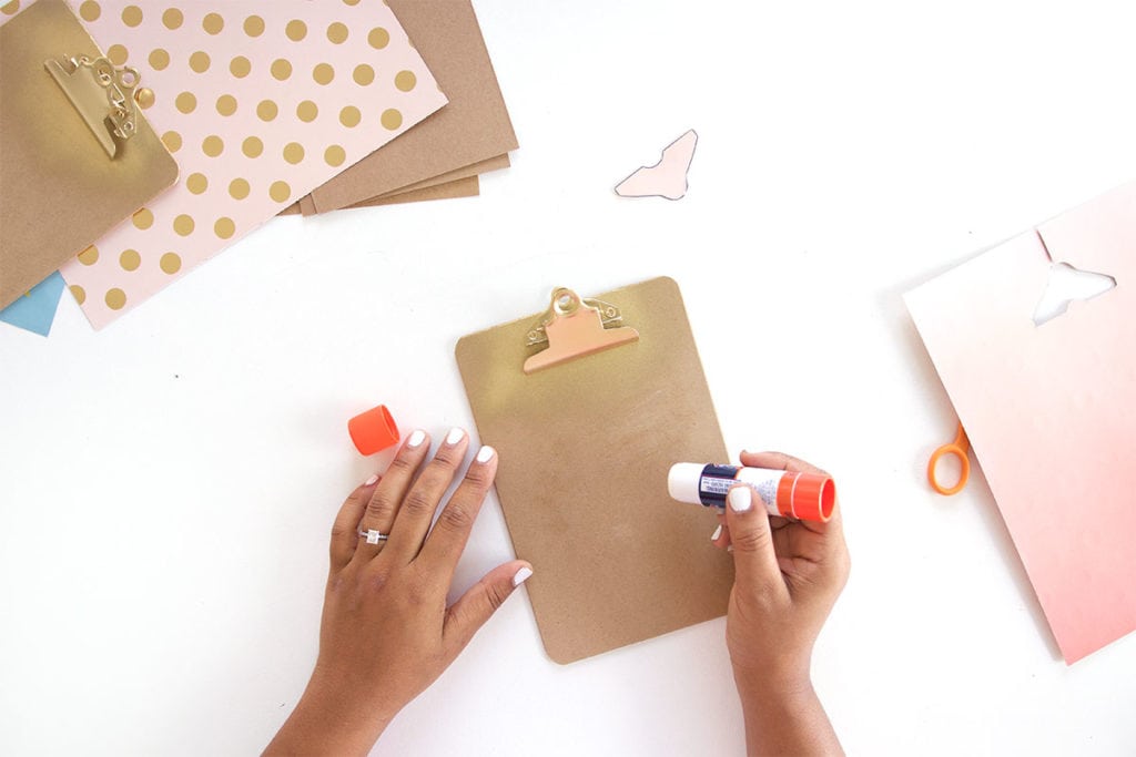 Learn how to cover a clipboard + inspirational printables! All you need is your printer and a few basic craft supplies to make this simple project.