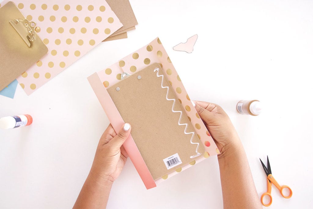 Learn how to cover a clipboard + inspirational printables! All you need is your printer and a few basic craft supplies to make this simple project.