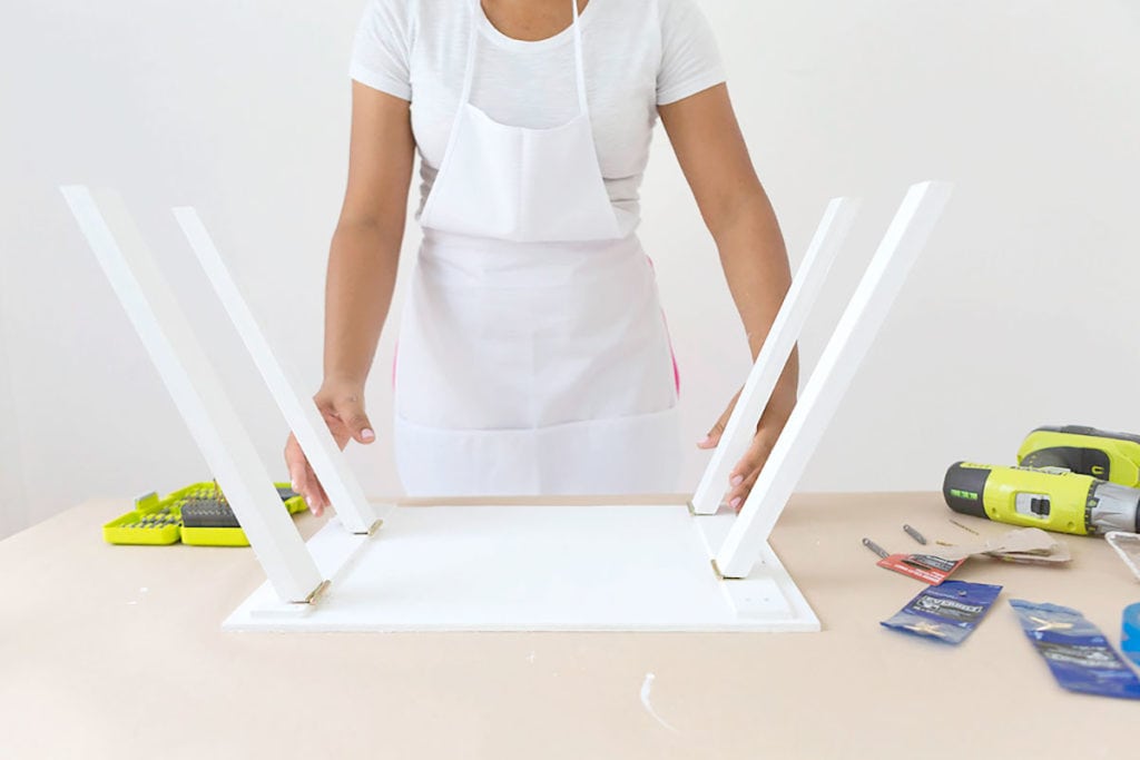 Enjoy the outdoors with this DIY Wooden Crate Picnic Basket that is easy to create with paint and simple tools. Great for enjoying the end of summer. 