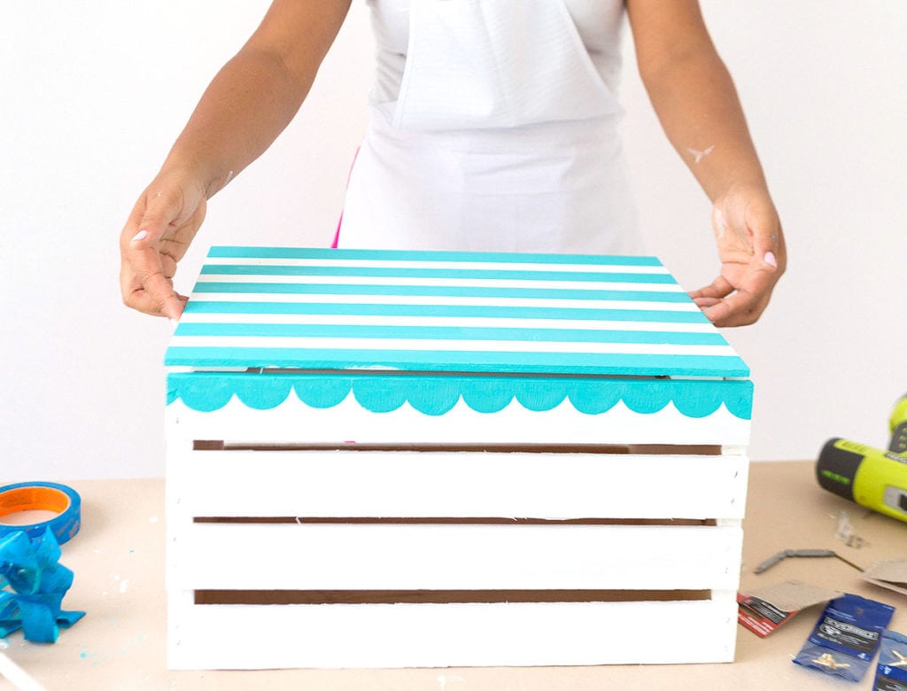 Enjoy the outdoors with this DIY Wooden Crate Picnic Basket that is easy to create with paint and simple tools. Great for enjoying the end of summer. 