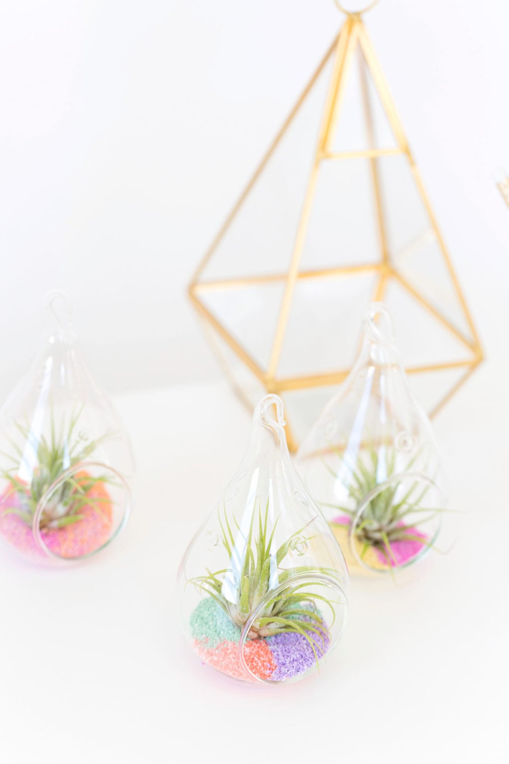 remember when you made colored sand as a kid? well, I'm giving it an adult makeover with these @methodhome and their #fearnomess campaign to make DIY Colored Sand Air Plants 