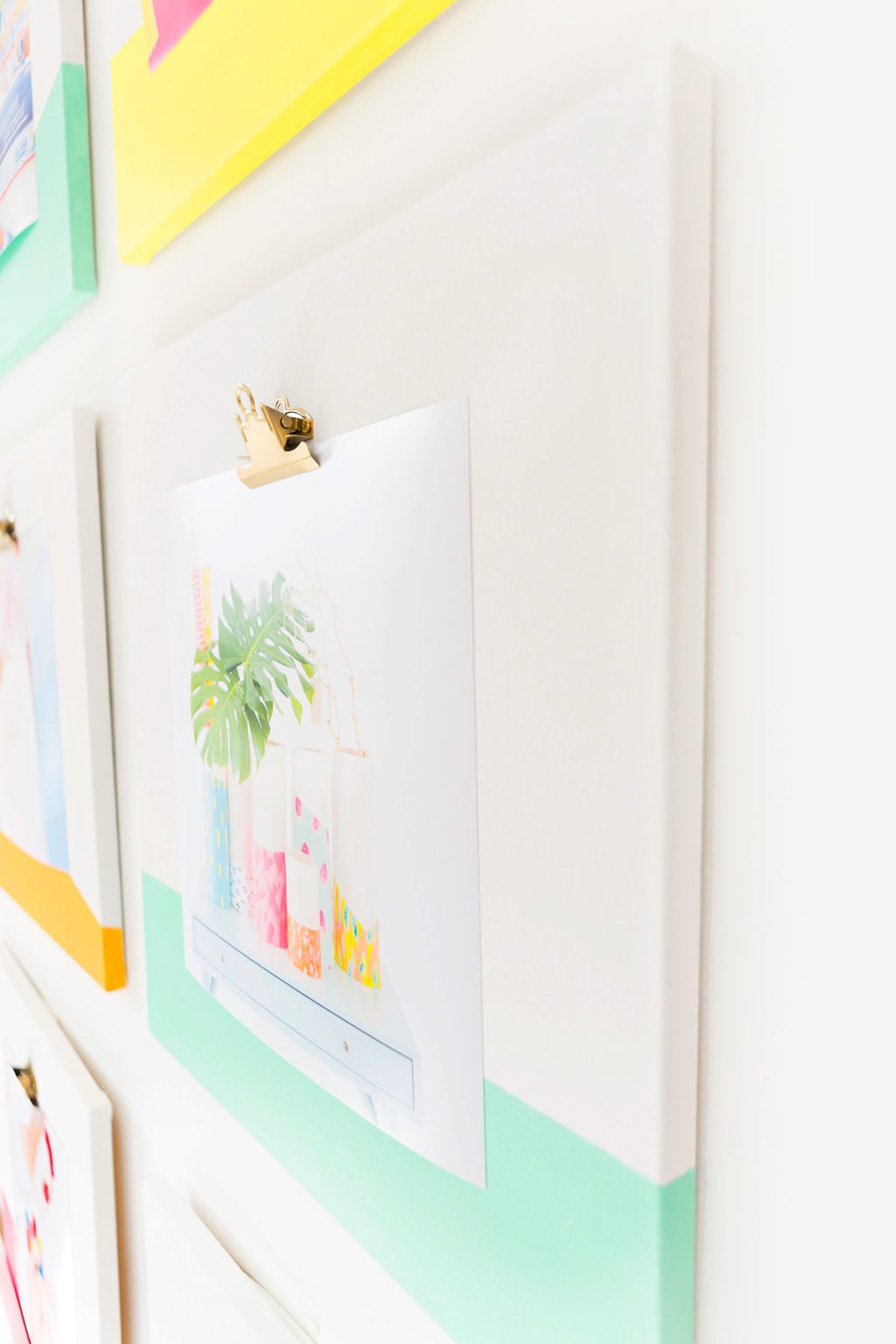 Make a huge statement with these DIY Canvas Clipboards. Perfect for displaying your favorite Instagram photos.