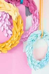 All you need is paper and glue to create these stunning ombre paper leaf fall wreaths. Perfect for your Thanksgiving decor.