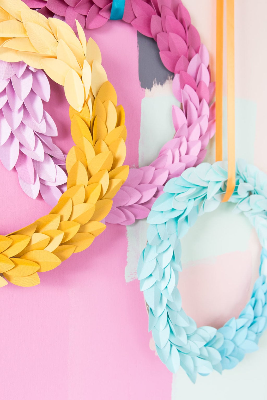 All you need is paper and glue to create these stunning ombre paper leaf fall wreaths. Perfect for your Thanksgiving decor.