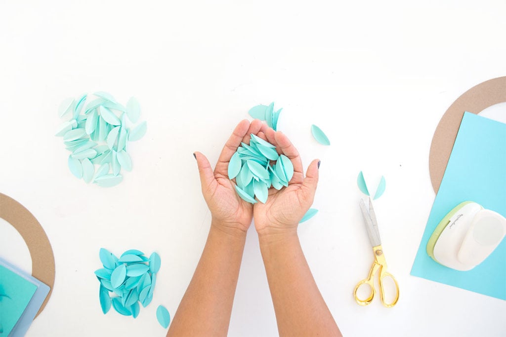 All you need is paper and glue to create these stunning ombre paper leaf fall wreaths. Perfect for your Thanksgiving decor.