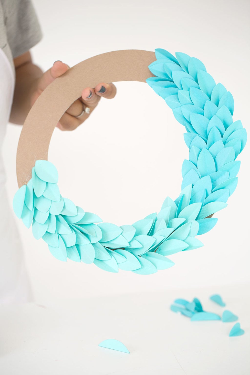 All you need is paper and glue to create these stunning ombre paper leaf fall wreaths. Perfect for your Thanksgiving decor.