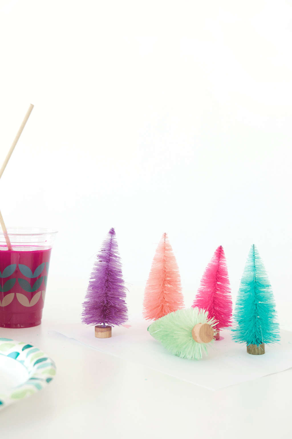 DIY Bottle Brush Tree Photo Display | damask love