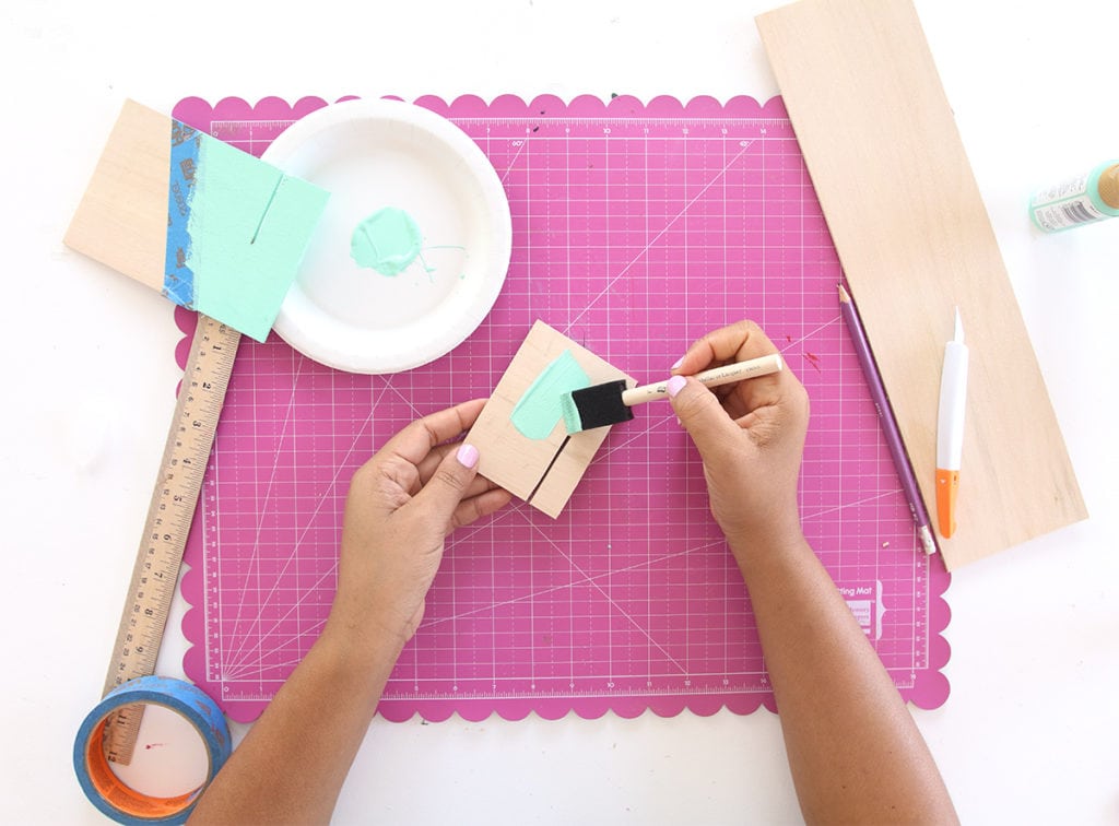 DIY Wooden Photo Easel | damask love