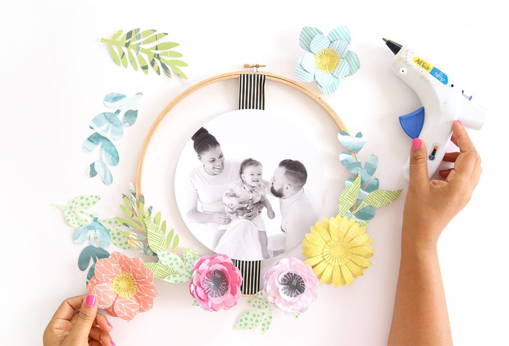 DIY Embroidery Hoop Wreath Photo Frame | damask love