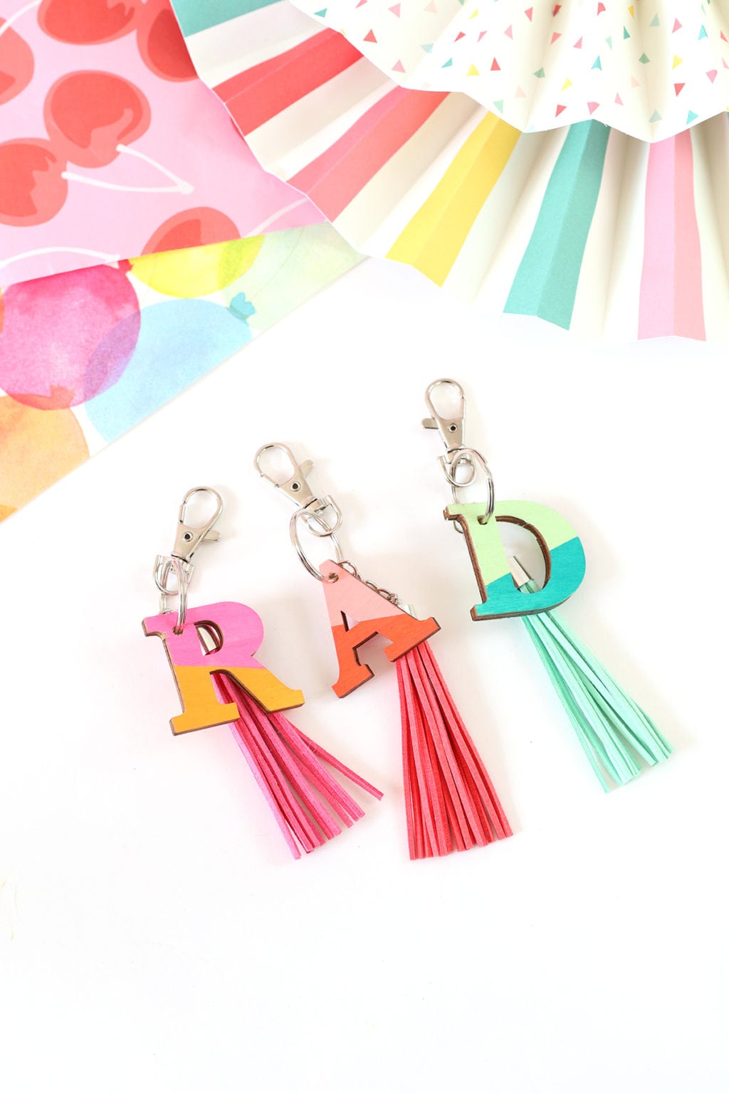 DIY MONOGRAM KEYCHAINS WITH VINYL TUTORIAL 😍 