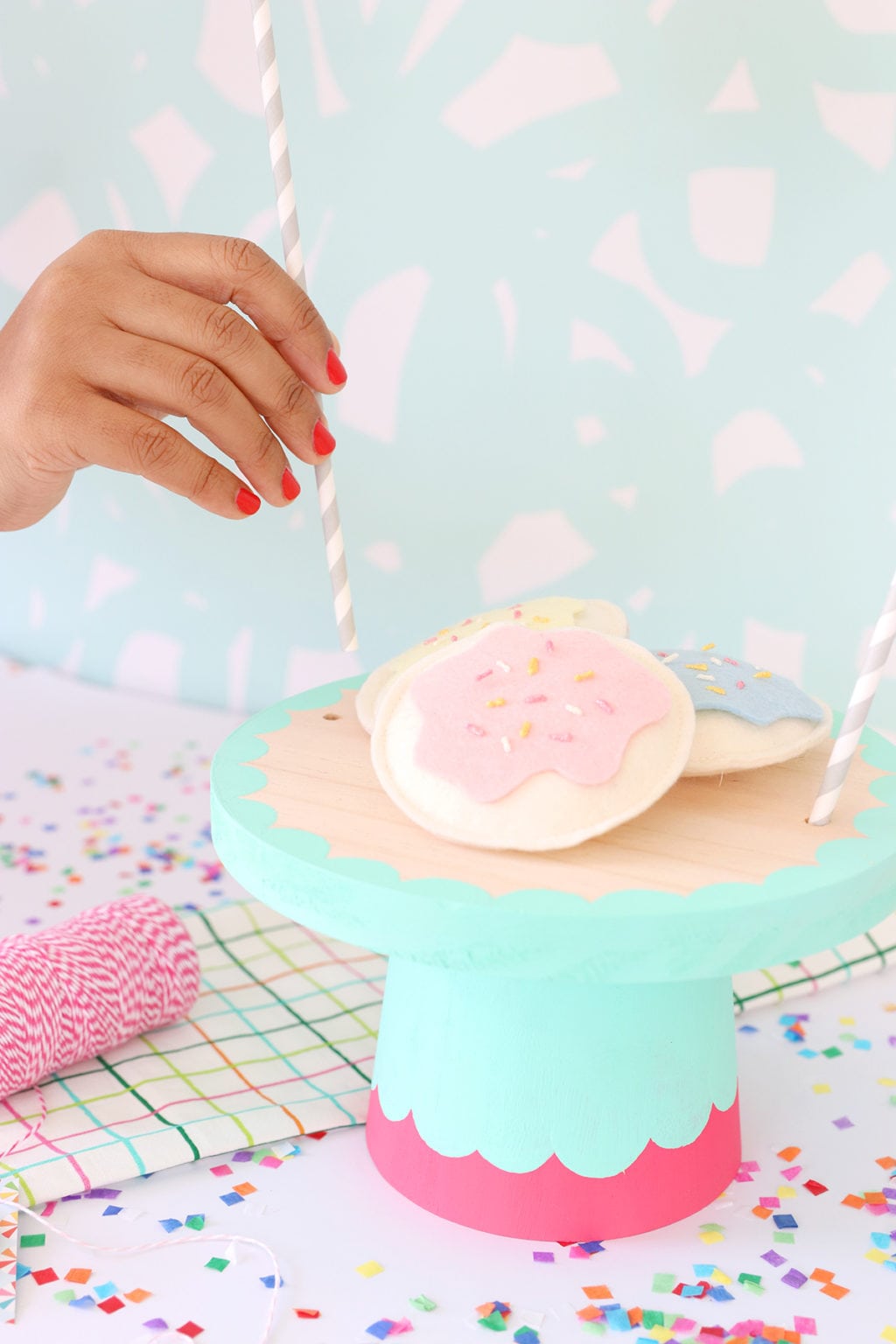 DIY Wood Pinwheel Cake Stand | damask love