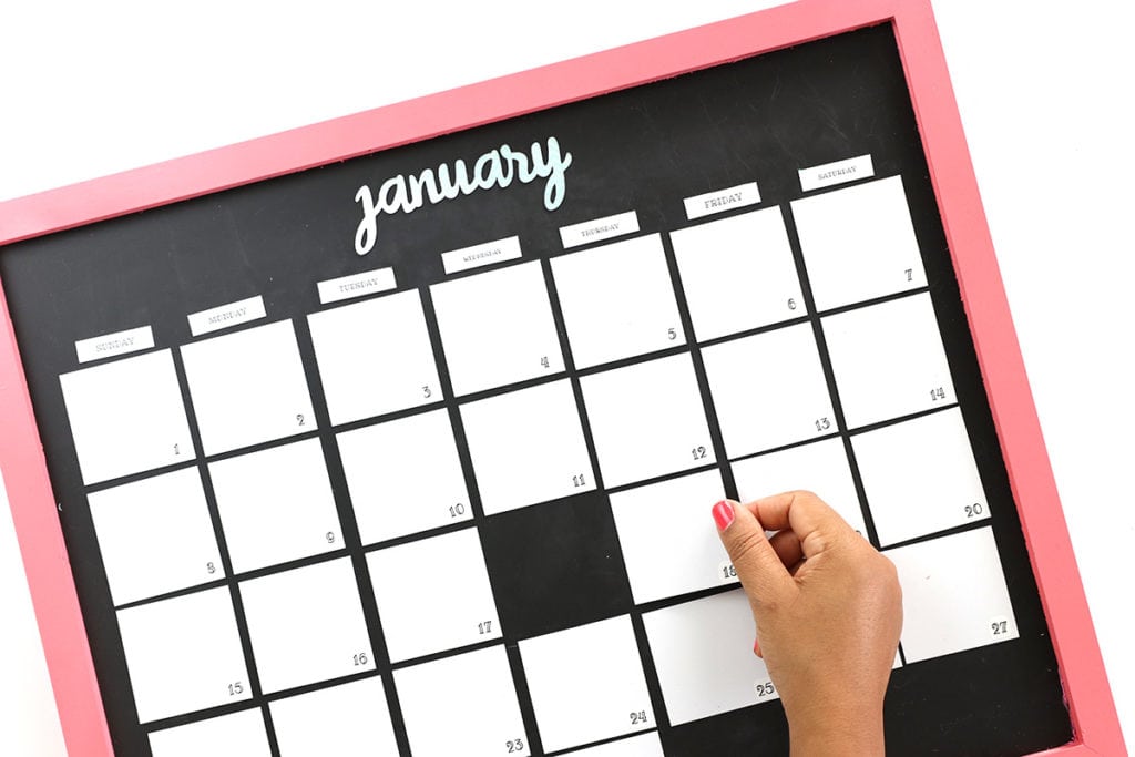 DIY Magnetic Whiteboard Calendar with DYMO MobileLabeler | damask love