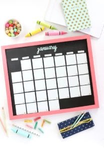 DIY Magnetic Whiteboard Calendar with DYMO MobileLabeler | damask love