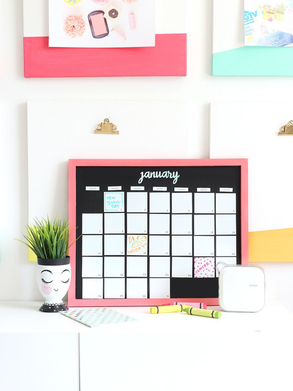 DIY Magnetic Whiteboard Calendar with DYMO MobileLabeler | damask love