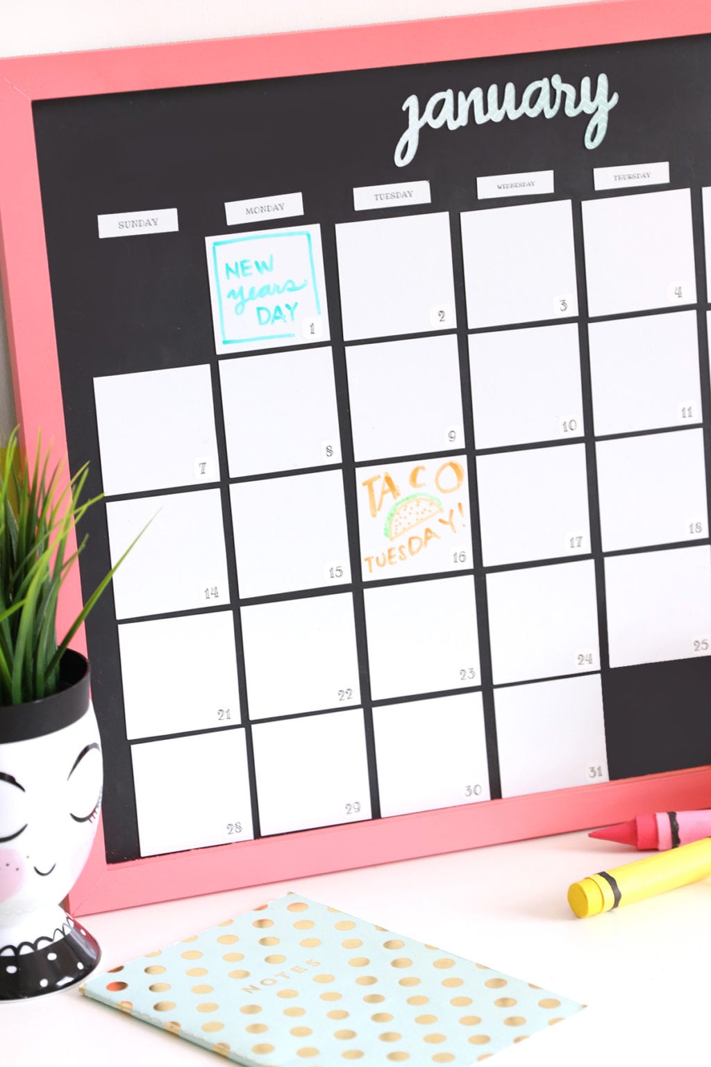 DIY Magnetic Whiteboard Calendar with DYMO MobileLabeler | damask love