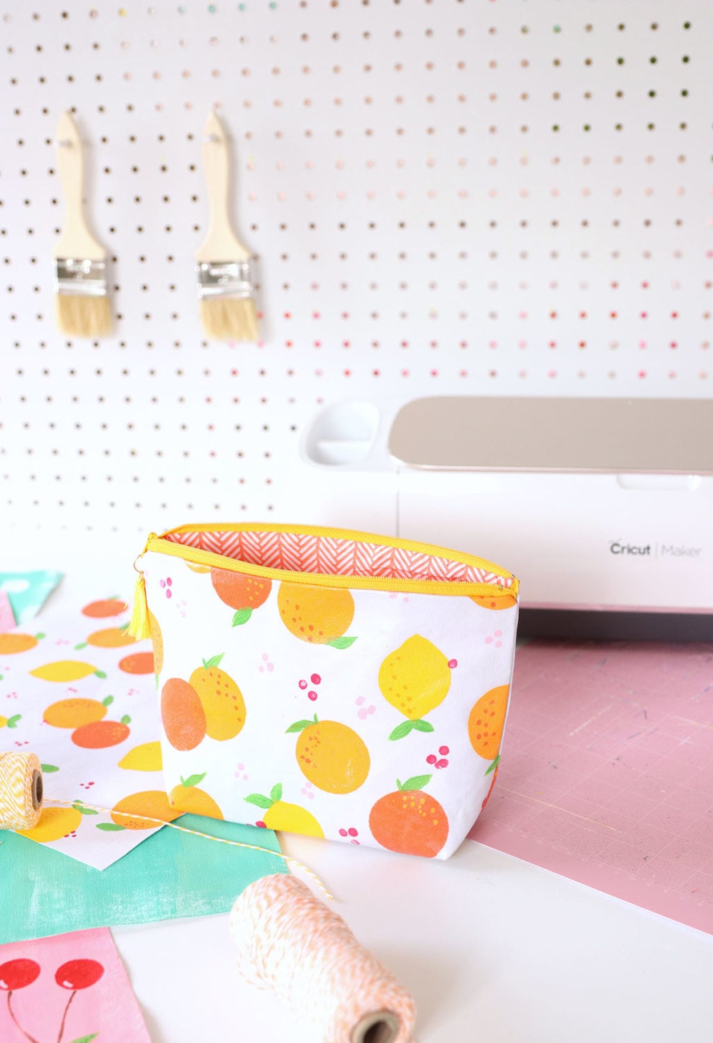 How to Paint your own Patterned Fabric | damask love