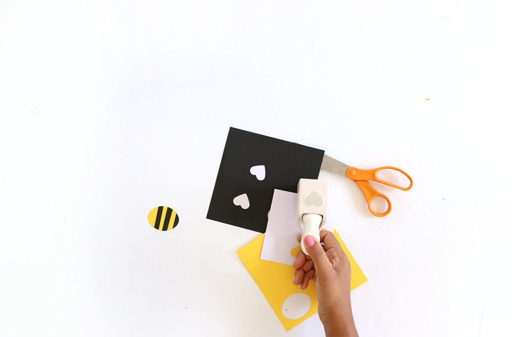 Ring in the spring with this easy to make paper bumble bee garland that uses paper and just a few other basic supplies!