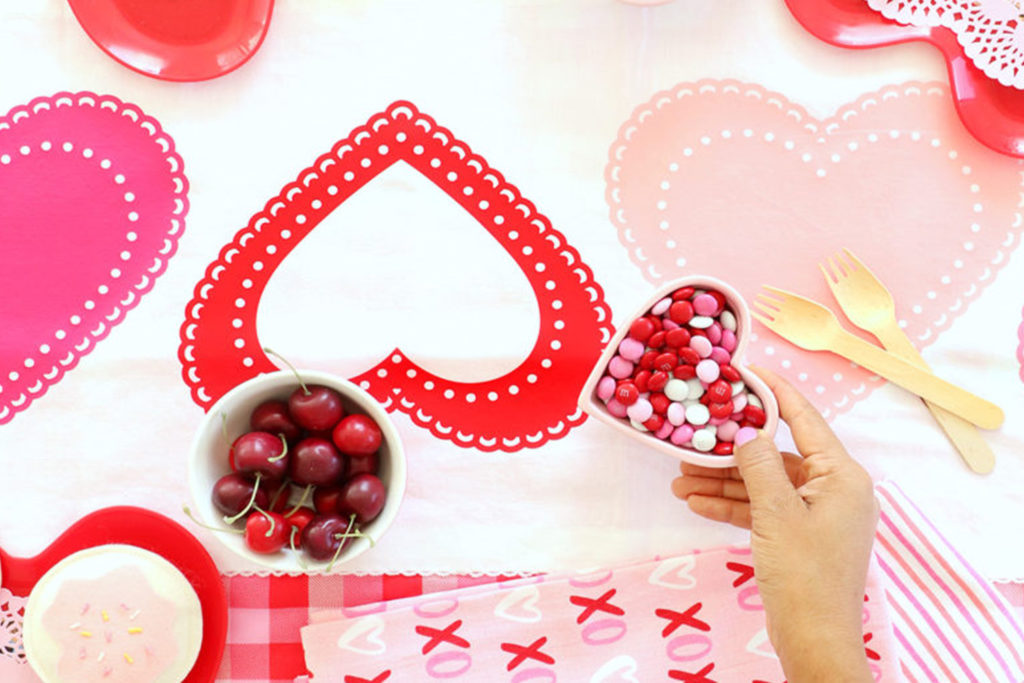 A Quick and Easy Way to Decorate a Table for Valentine's Day - An